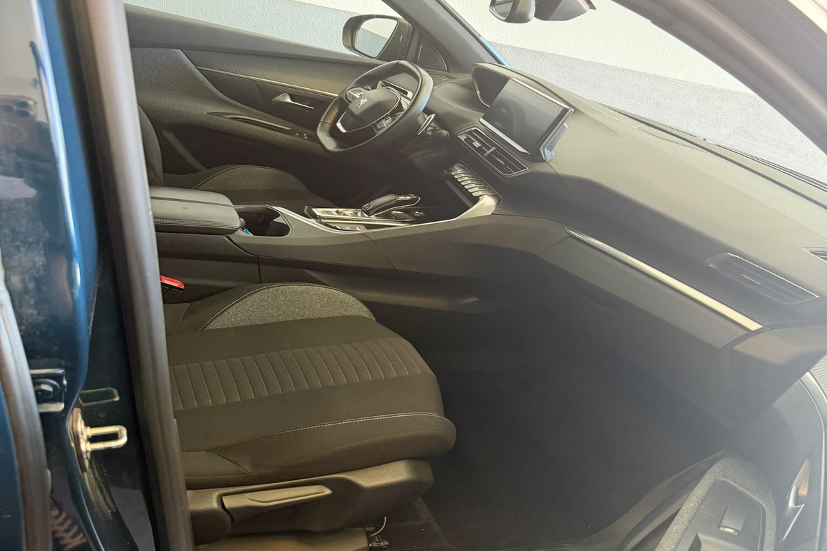Peugeot 5008 (2023) View 4