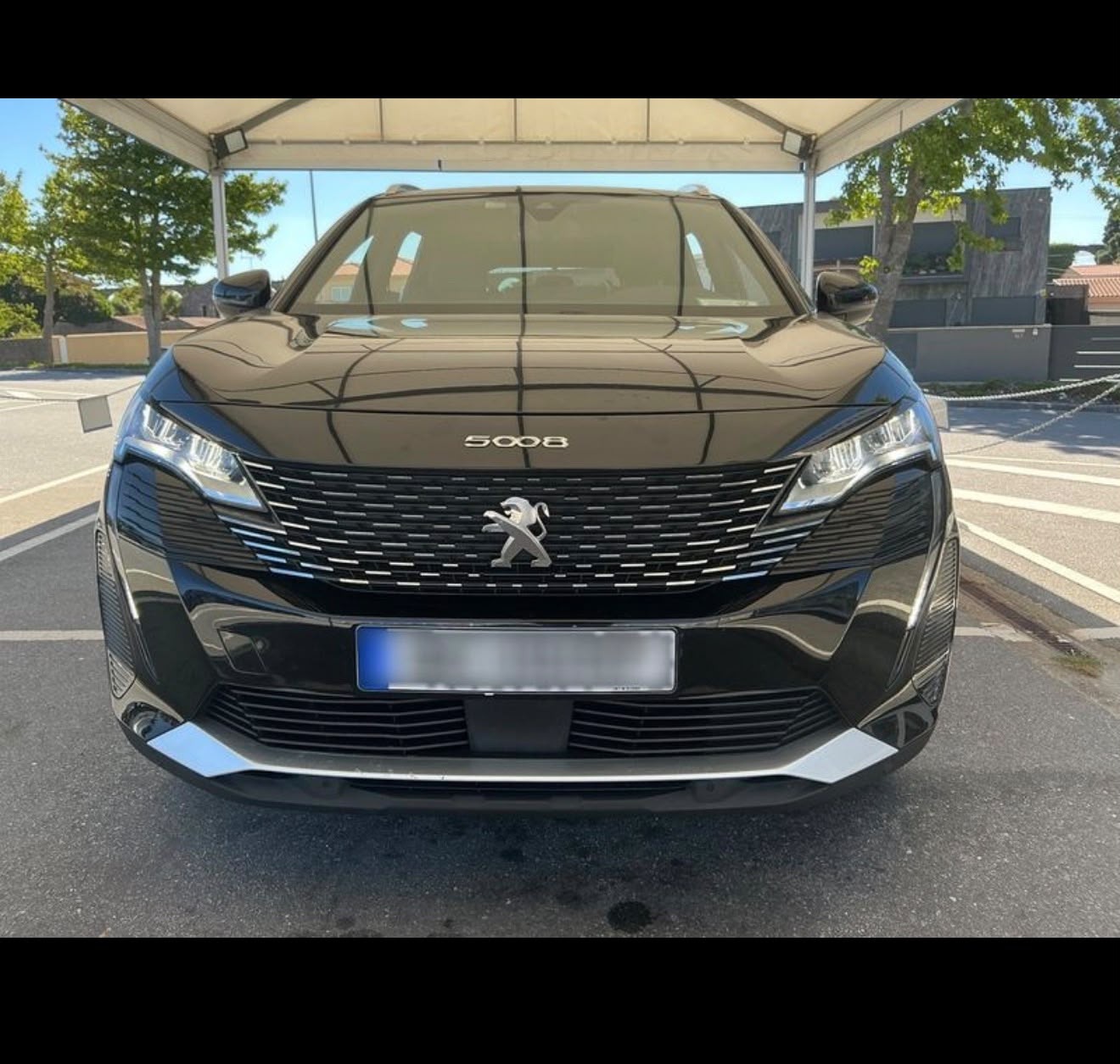 Peugeot 5008 Allure Front Three-Quarter
