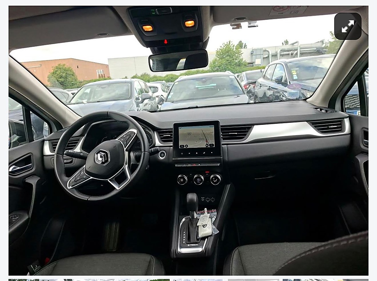 Renault Captur (2023) View 3