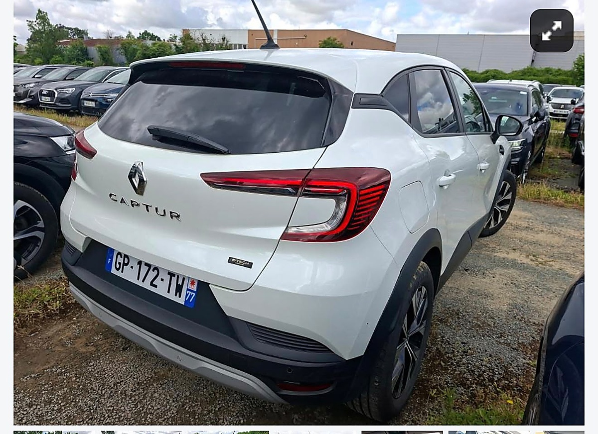 Renault Captur (2023) View 4