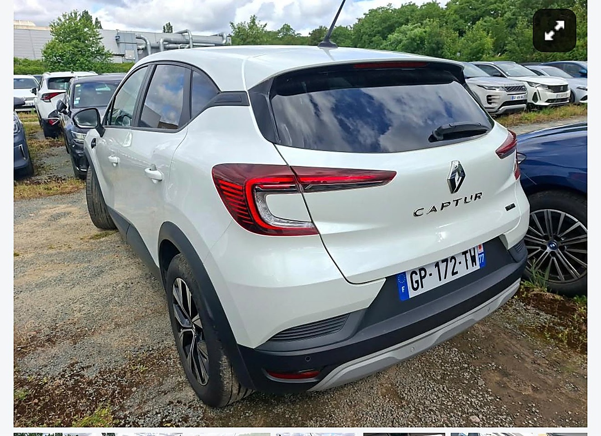 Renault Captur (2023) View 5